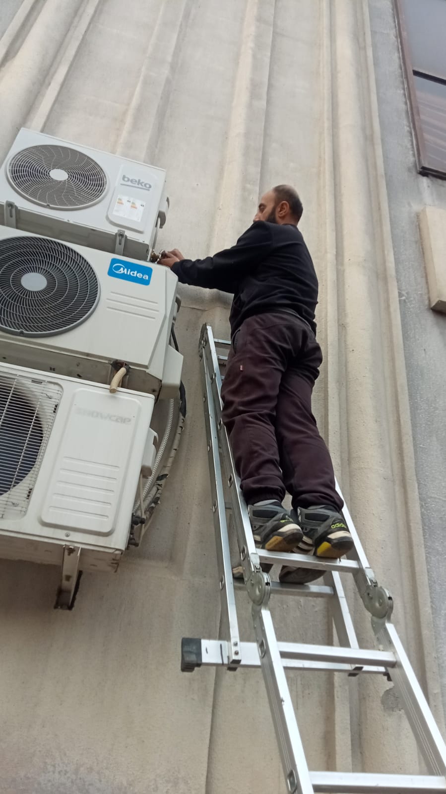 Специалист выполняет подключение кондиционера